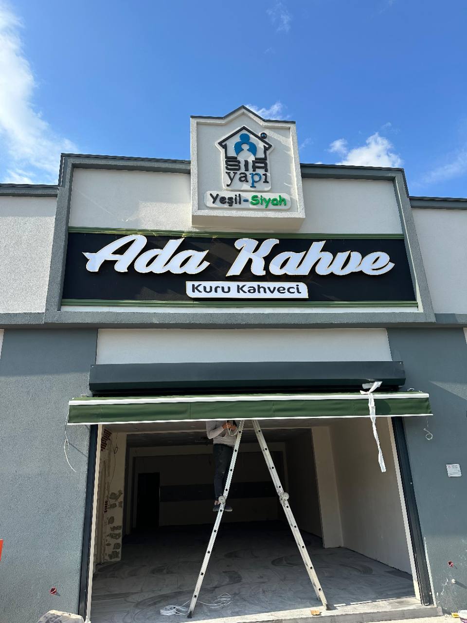 Ada Kahve girişinde fileli krom harf tabela uygulaması
