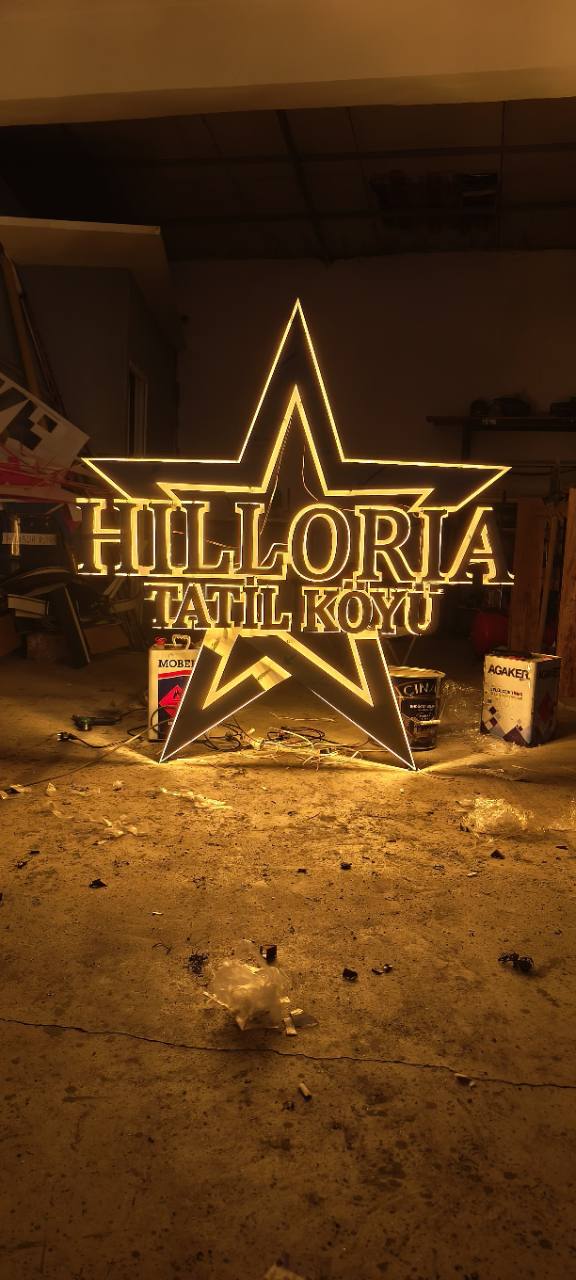 Hilloria Tatil Köyü için yıldız biçimli ışıklı krom harf uygulaması