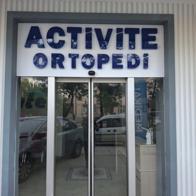 Activite Ortopedi girişindeki mavi harfli beyaz tabela