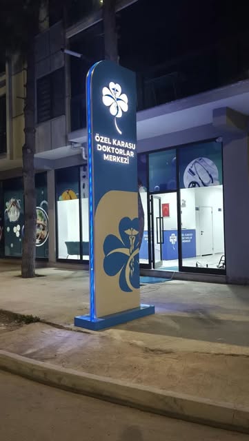 Gül Karadeniz Ortodonti Kliniği ışıklı toteminin gece görünümü