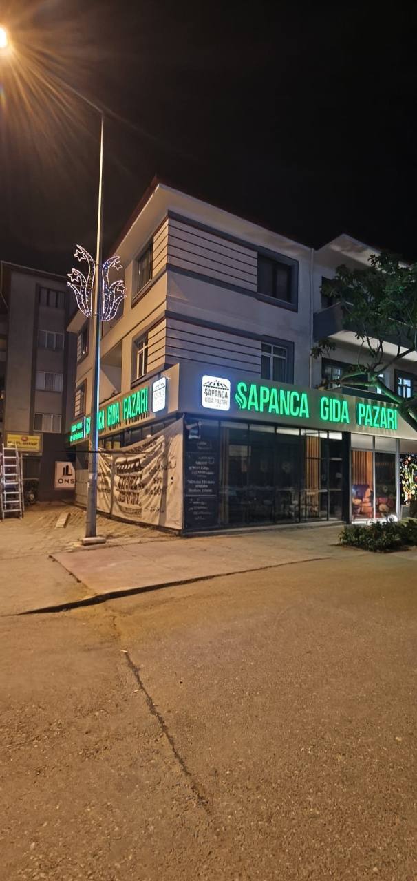 Sapanca Gıda Pazarı cephesindeki yeşil ışıklı kutu harf tabela